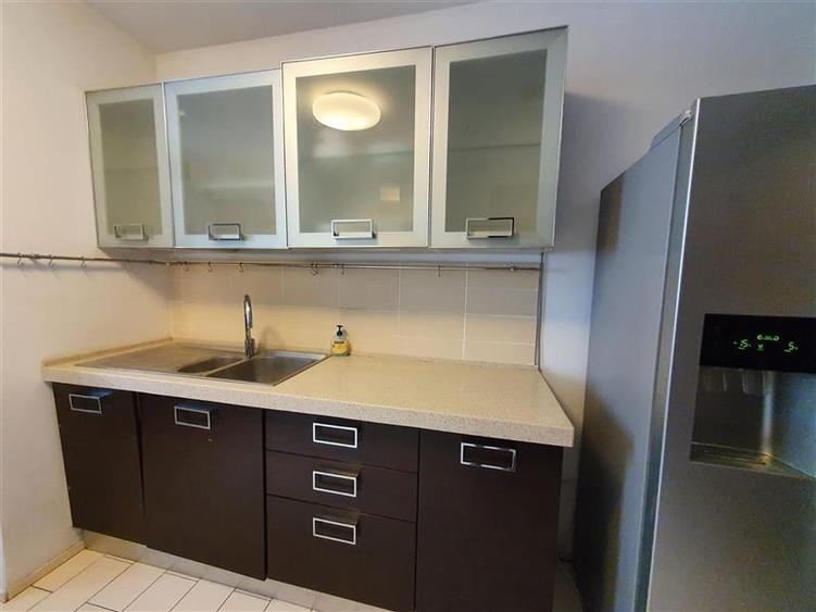 Apartament cu 4 camere semidecomandat, mobilat în Băneasa