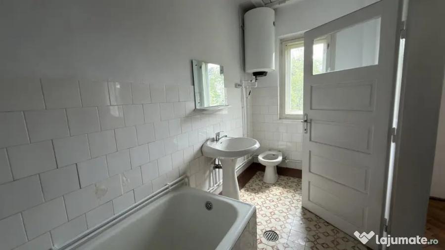 Casă cu 3 camere cu Teren 2200 Mp în Central