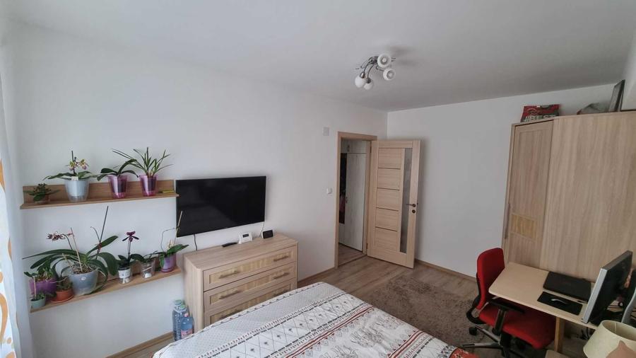 Apartament cu 3 camere decomandat, mobilat în Nicolina
