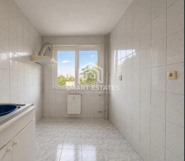Apartament cu 3 camere semidecomandat în Berceni