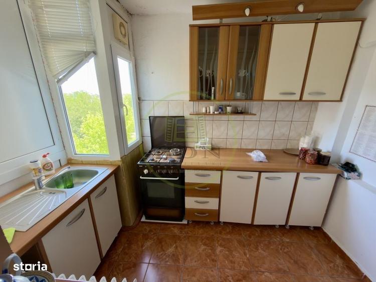 Apartament cu 3 camere decomandat în Craiovița Nouă