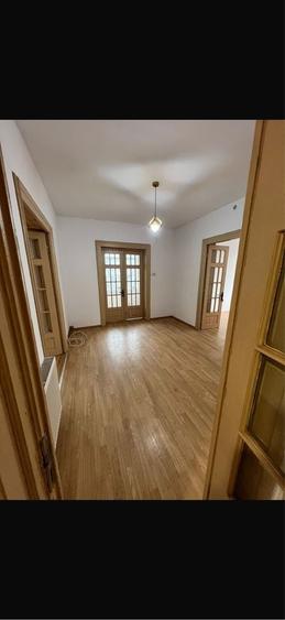 Vand conac istoric/casa/pensiune /380 mp utili /zona A /Urlati /toate utilitatile /Direct proprietar /demisol /parter/mansarda 3 intrari din 3 strazi - 4