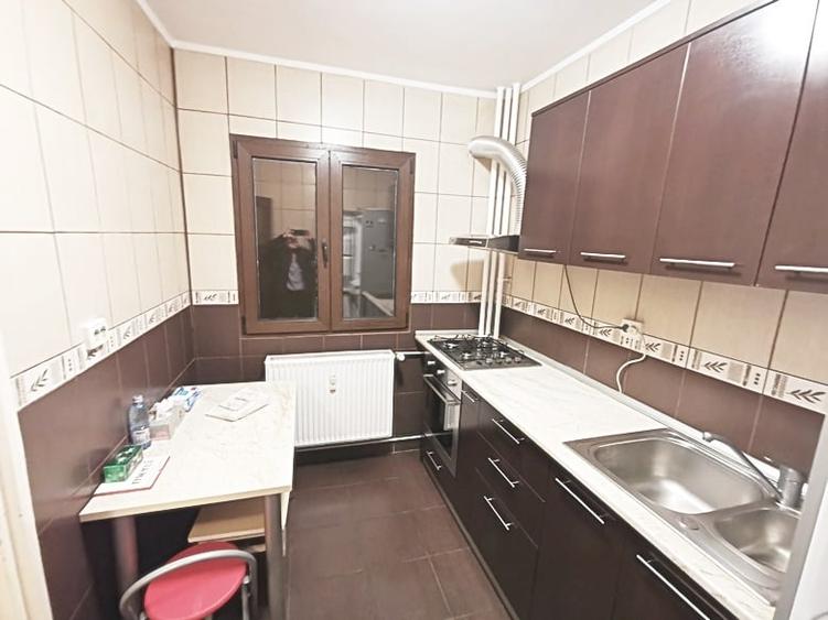 Apartament cu 3 camere decomandat în Lacul Tei