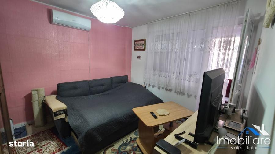Spațiu comercial, de 51 mp, în Petros