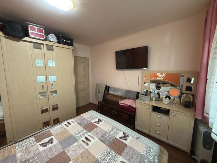 Apartament cu 3 camere semidecomandat, mobilat în Nord