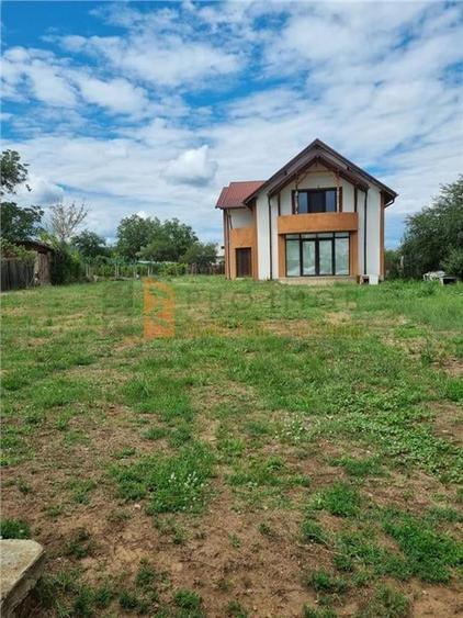 Casă individuală cu 5 camere cu Teren 1700 Mp în Zorești