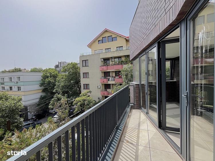 Apartament cu 4 camere semidecomandat în Floreasca