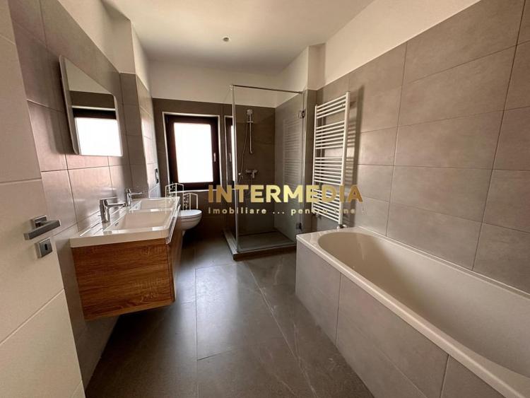 Duplex cu 4 camere cu Canalizare în Ultracentral