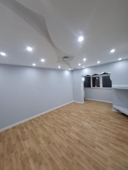 Apartament cu 4 camere decomandat în Craiovița Nouă