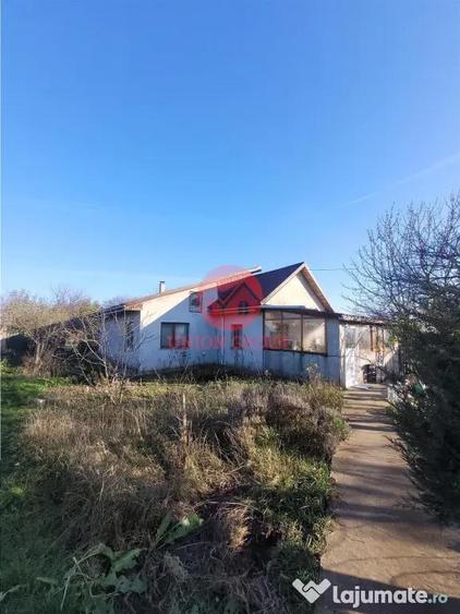 Casă cu 4 camere cu Teren 2500 Mp în Lazu