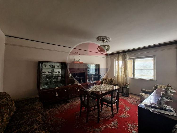 Apartament cu 3 camere decomandat în Central