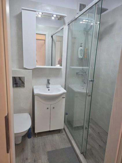 Apartament cu 3 camere semidecomandat în Titan