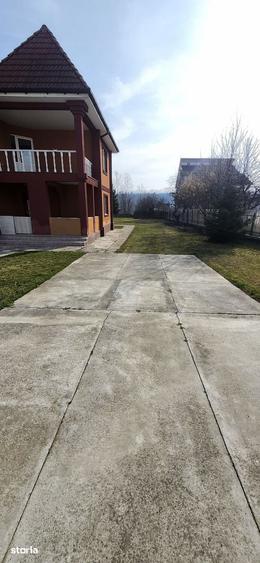 Casă cu 6 camere cu Teren 3160 Mp în Central
