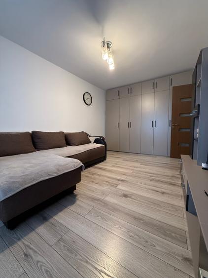 Apartament cu 3 camere decomandat în Craiovița Nouă