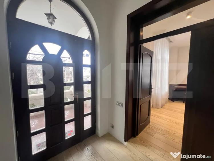 Casă cu 5 camere cu Teren 1300 Mp în Central