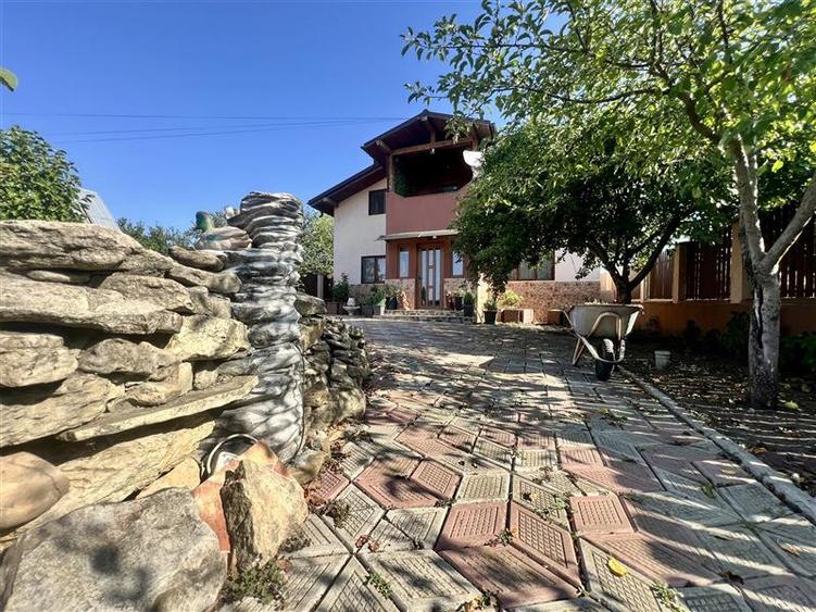 Casă individuală cu 5 camere cu Teren 1382 Mp în Voinești