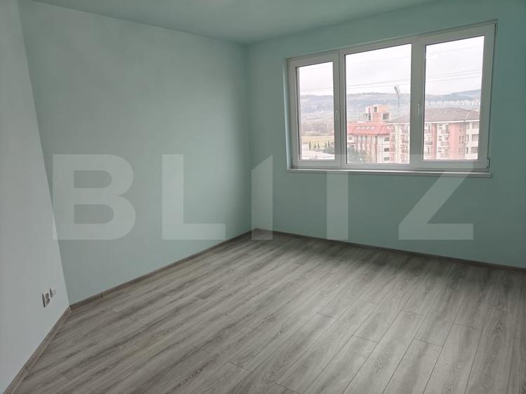 Apartament cu 3 camere semidecomandat, mobilat în Florești