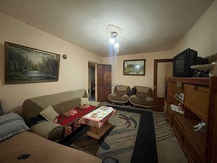 Apartament cu 3 camere semidecomandat, mobilat în Berceni