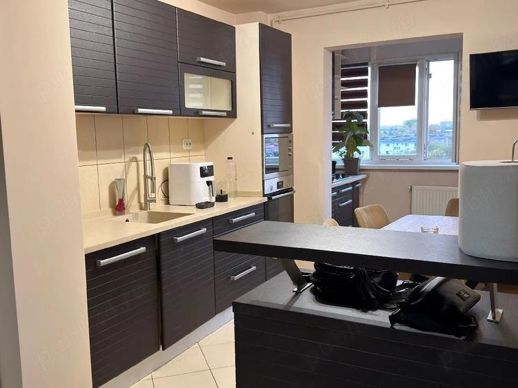 Apartament cu 3 camere semidecomandat în Rahova