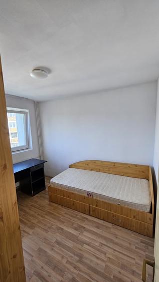 Apartament cu 3 camere semidecomandat în Tineretului