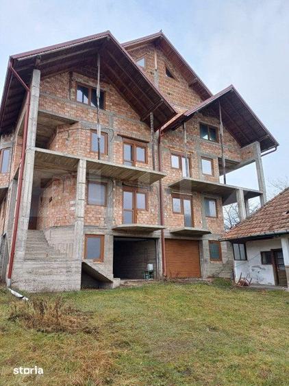 Casă cu 10 camere cu Teren 1800 Mp în Luna