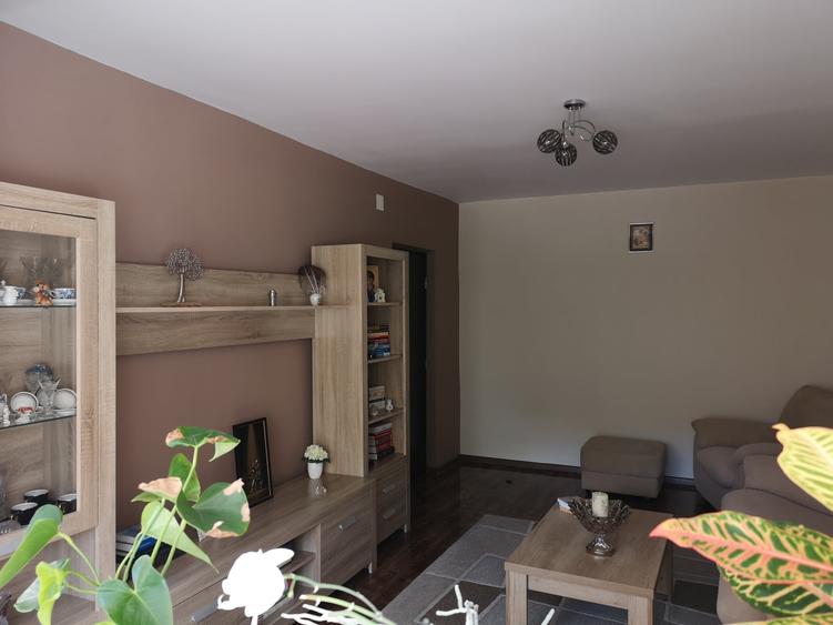 Apartament cu 3 camere decomandat, mobilat în Răcădău