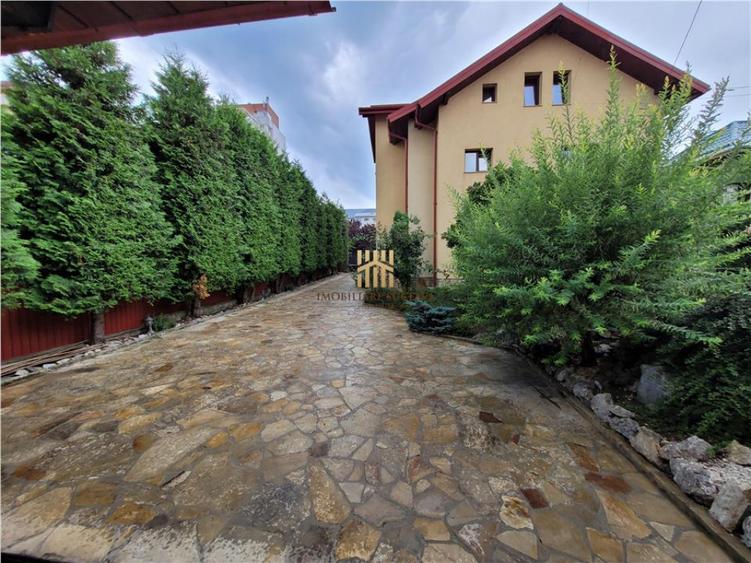 Casă cu 6 camere cu Teren 700 Mp în Central