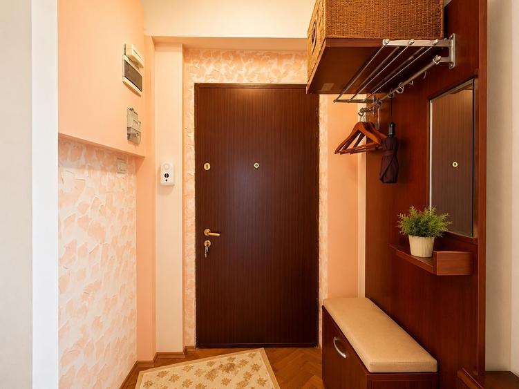 Apartament cu 4 camere semidecomandat în Universitate
