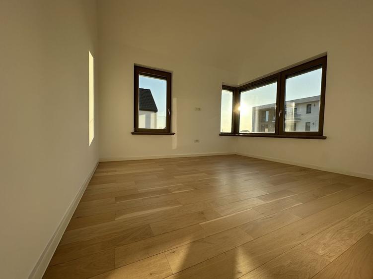 Duplex cu 4 camere cu Canalizare în Exterior Nord