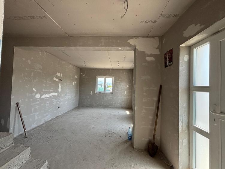 Duplex cu 4 camere cu Canalizare în Mohu