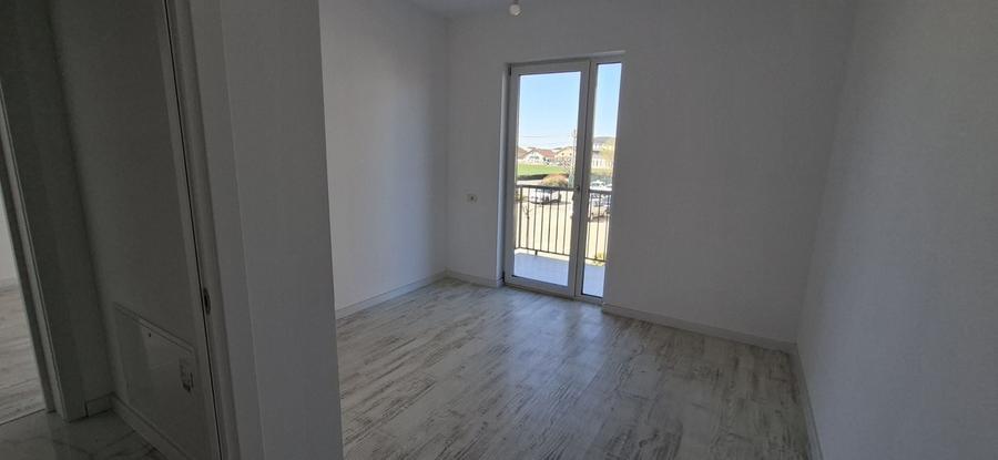 Apartament cu 3 camere semidecomandat în Dumbrăvița