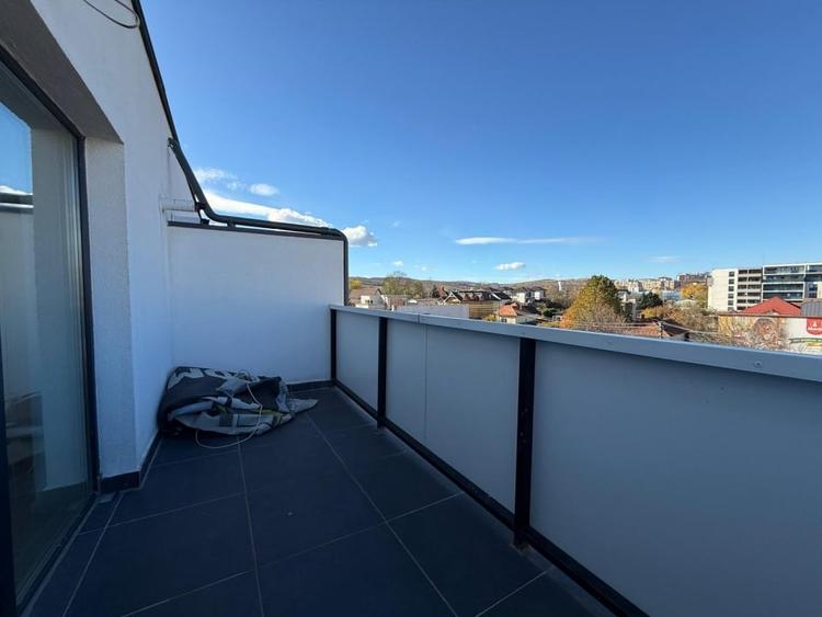Apartament cu 3 camere semidecomandat în Dâmbul Rotund