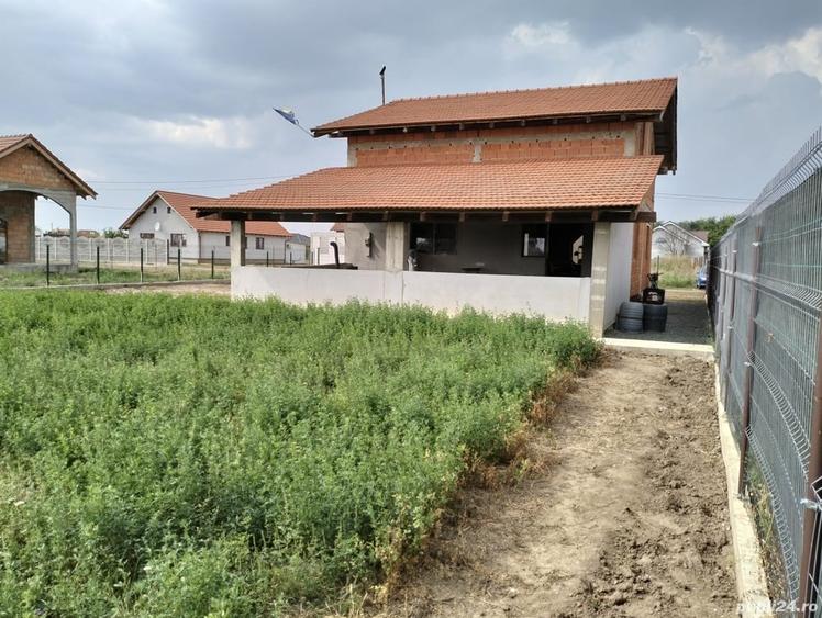 Casă cu 3 camere cu Teren 983 Mp în Peciu Nou