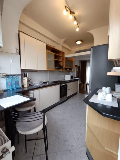 Apartament cu 4 camere semidecomandat, mobilat în Armeneasca