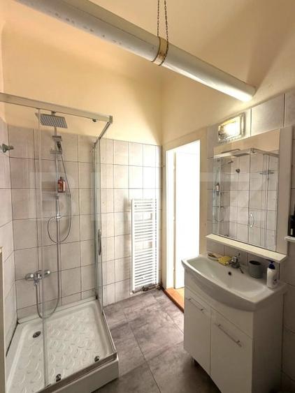 Apartament cu 2 camere semidecomandat, mobilat în Central