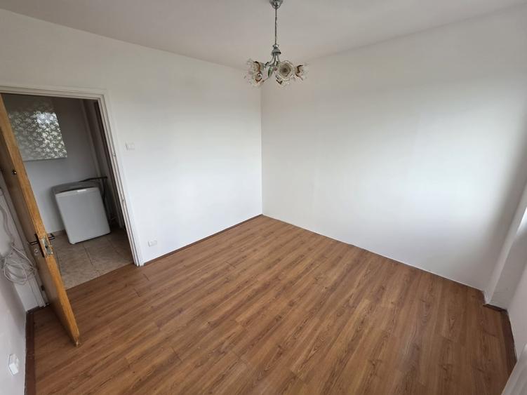 Apartament cu 3 camere decomandat în Zețarilor