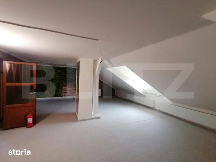 Casă cu 10 camere cu Teren 450 Mp în Gruia