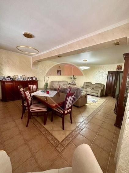 Casă individuală cu 8 camere cu Teren 3000 Mp în Burdujeni