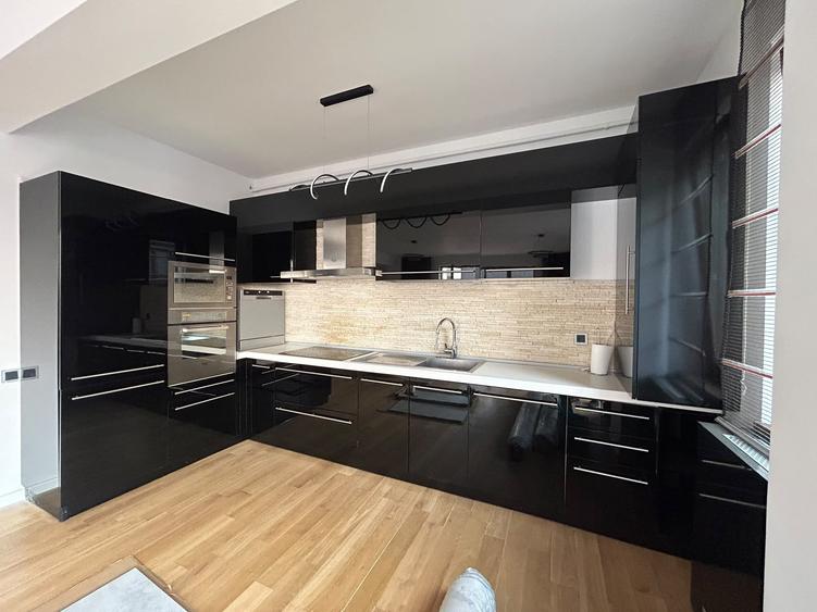 Penthouse cu 3 camere decomandat în Herăstrău