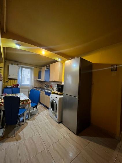 Apartament cu 3 camere semidecomandat în Central