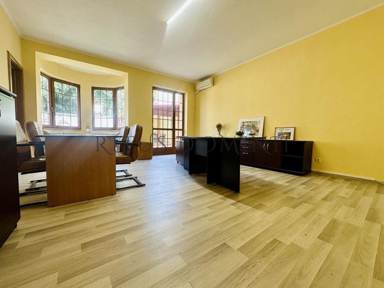 Casă individuală cu 13 camere cu Canalizare în Ultracentral