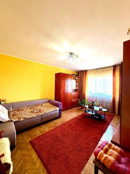 Apartament cu 3 camere decomandat în Exterior Est