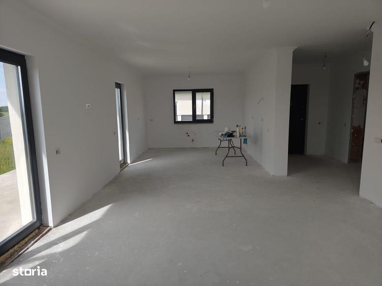 Casă cu 4 camere cu Teren 500 Mp în Săbăreni