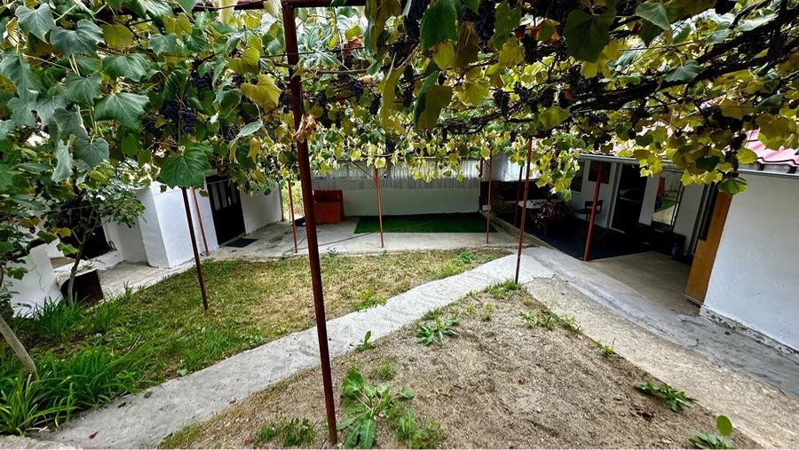 Casă cu Teren 1000 Mp în Podeni