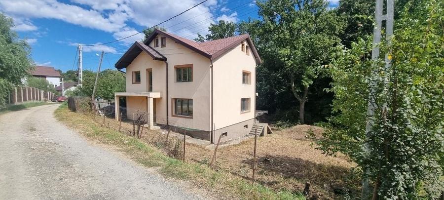Casă cu 4 camere în Cercu