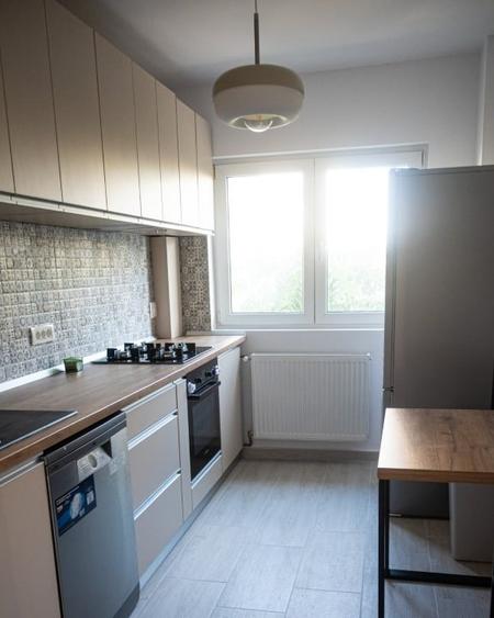 Apartament cu 3 camere semidecomandat, mobilat în 13 Septembrie