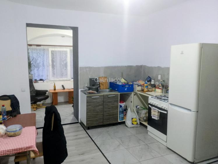 CI685 Piata Traian,casa 2 camere,Renovata