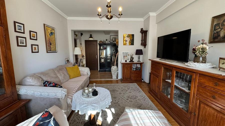 Apartament cu 3 camere decomandat în Central