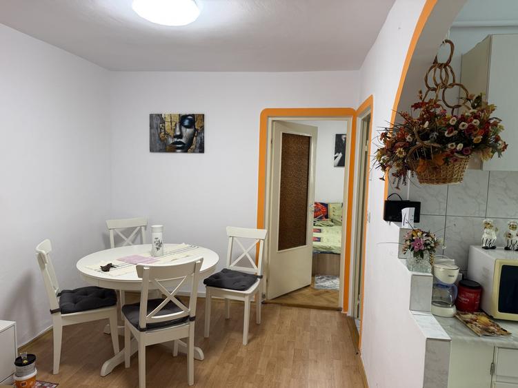 Apartament cu 2 camere semidecomandat, mobilat în Vasile Aaron