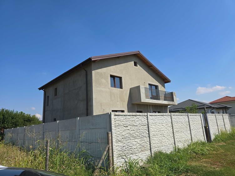 Casă cu 4 camere în Brănești